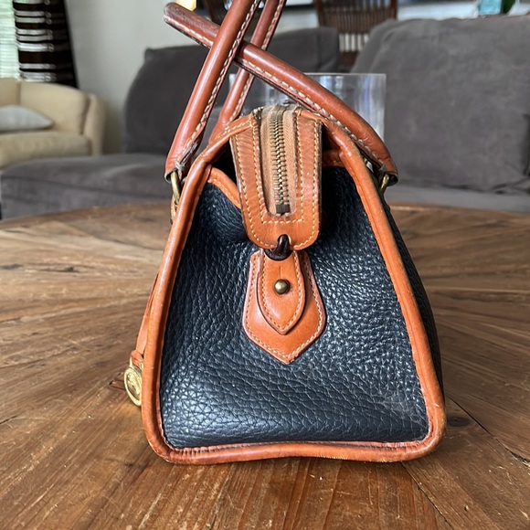 VINTAGE DOONEY & BOURKE SATCHEL R729 NAVY/BRITISH TAN TRIM - Picture 4 of 16